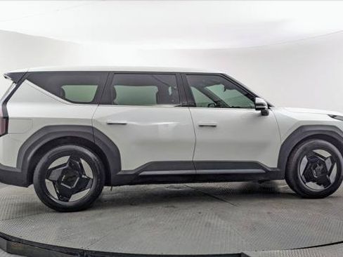 Used 2024 Kia EV9 Light Long Range RWD image 6