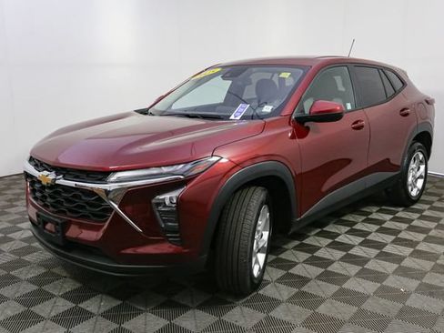 Used 2025 Chevrolet Trax LS w/ LS Convenience Package FWD image 5