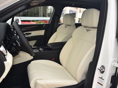 Used 2019 Bentley Bentayga image 13