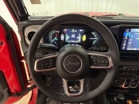 Used 2025 Jeep Wrangler Unlimited Sahara w/ Safety Group AWD/4WD image 13