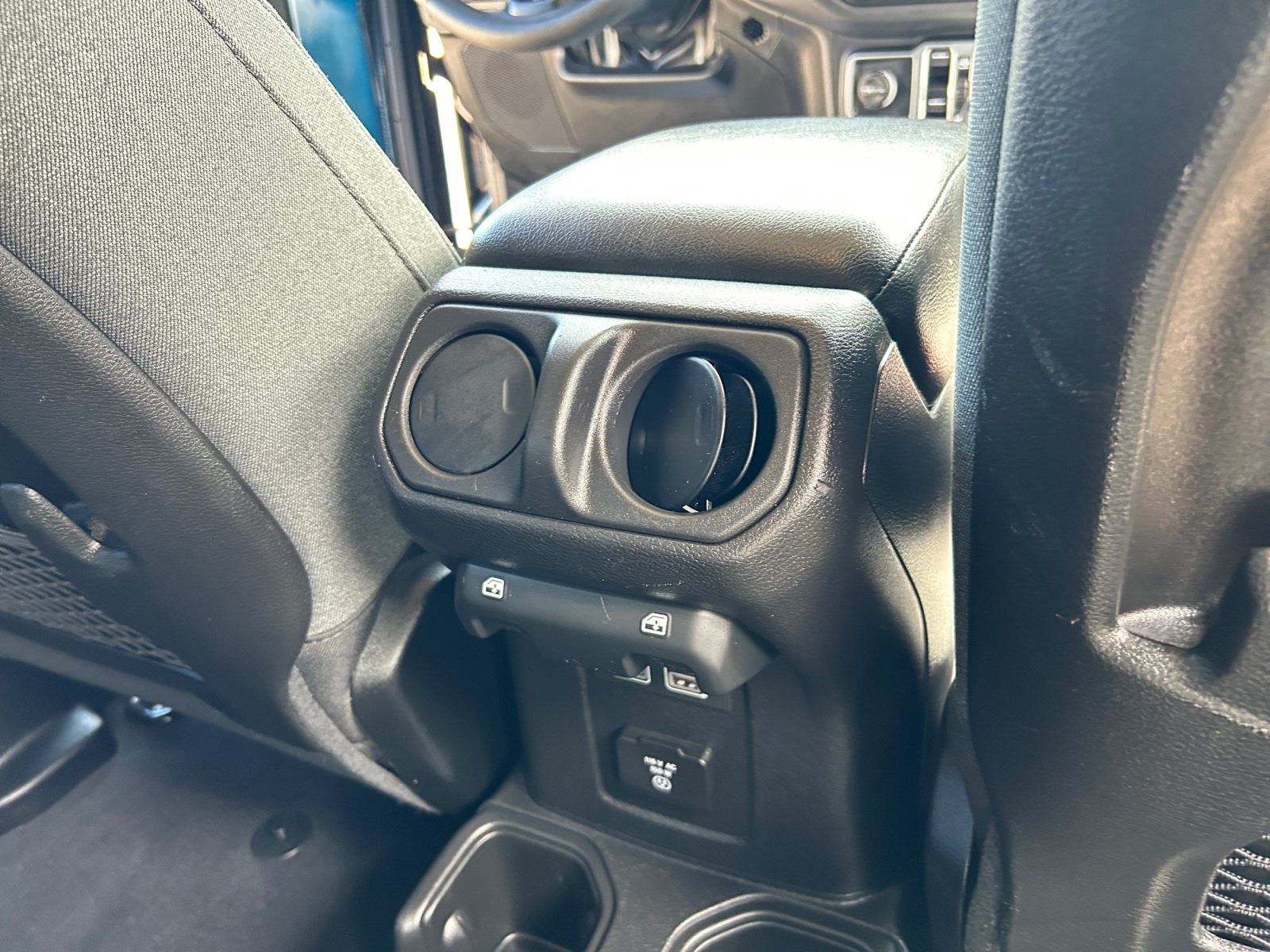 Used 2025 Jeep Wrangler Unlimited Rubicon AWD/4WD image 30