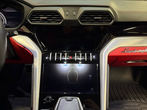 Used 2020 Lamborghini Urus image 18