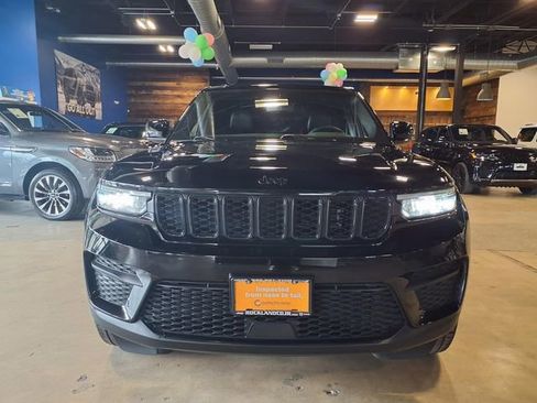 Used 2023 Jeep Grand Cherokee Altitude image 3