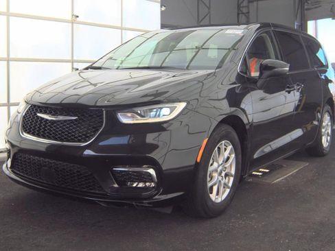 Used 2023 Chrysler Pacifica Touring-L image 2