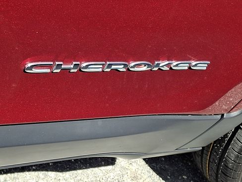 Used 2019 Jeep Cherokee Latitude Plus w/ Cold Weather Group AWD/4WD image 29