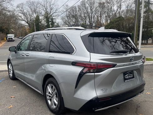 Used 2021 Toyota Sienna Limited image 3