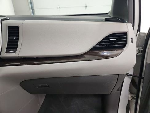 Used 2019 Toyota Sienna XLE w/ XLE Navigation Package image 40