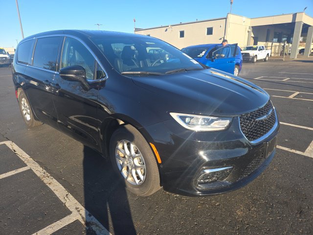Used 2026 Chrysler Pacifica Select FWD image 3