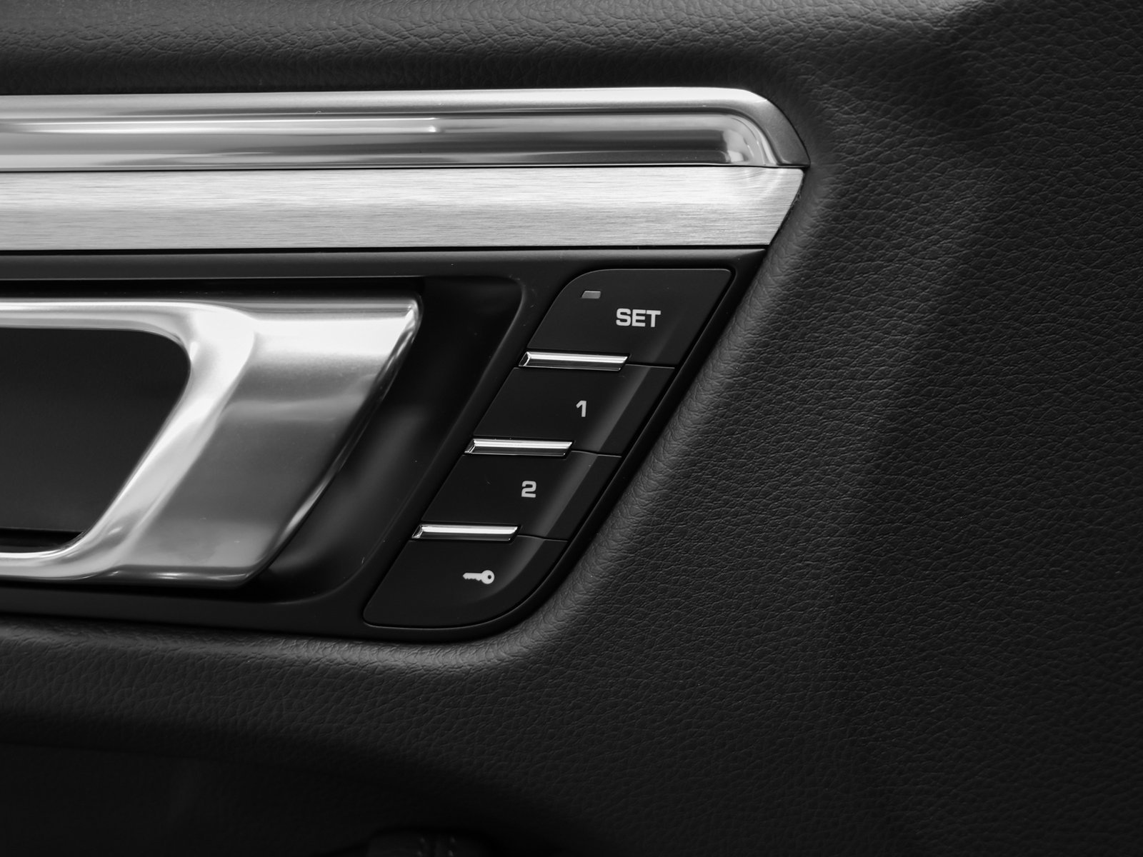 Certified 2026 Porsche Macan AWD/4WD image 31