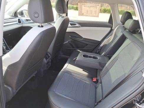 Used 2025 Volkswagen Taos SE w/ Panoramic Sunroof Package image 13