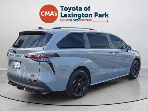 Used 2026 Toyota Sienna XLE Woodland Edition AWD/4WD image 5