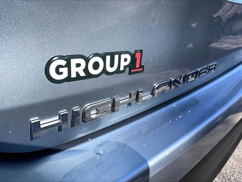 Used 2023 Toyota Highlander XLE AWD/4WD image 10