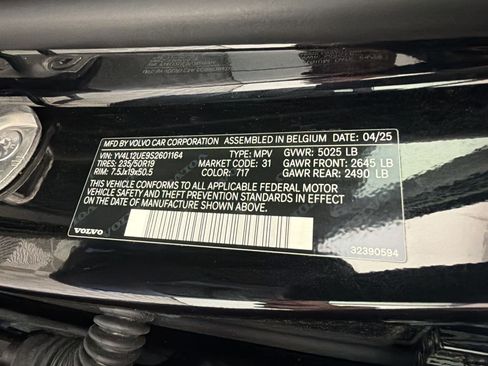 Used 2025 Volvo XC40 B5 Plus AWD/4WD image 27