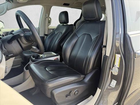 Used 2023 Chrysler Pacifica Touring-L FWD image 11