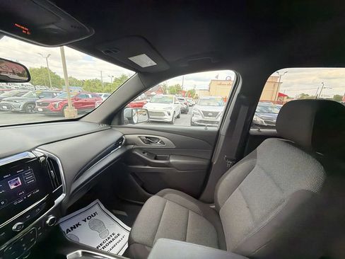 Used 2023 Chevrolet Traverse LT FWD image 11