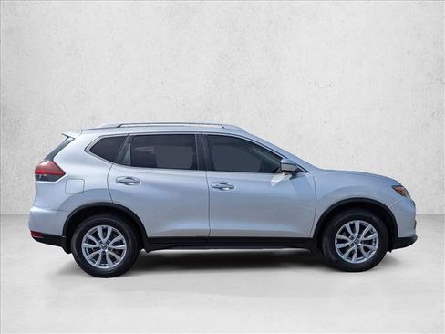 Used 2018 Nissan Rogue SV FWD image 4
