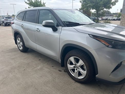 Used 2024 Toyota Highlander LE AWD/4WD image 4