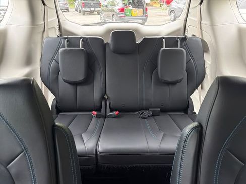 Used 2021 Chrysler Pacifica Touring-L AWD/4WD image 27