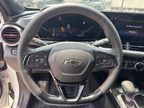 Used 2025 Chevrolet Trax RS w/ Sunroof Package FWD image 22