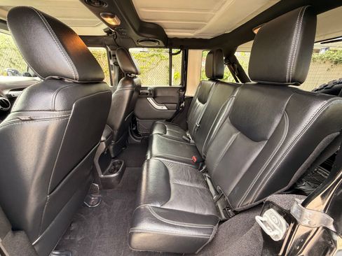 Used 2014 Jeep Wrangler Unlimited Rubicon AWD/4WD image 17