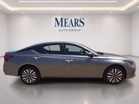 Used 2025 Nissan Altima 2.5 SV AWD/4WD image 6