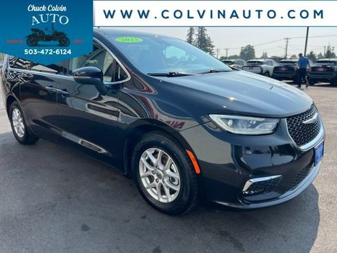 Used 2023 Chrysler Pacifica Touring-L FWD image 4