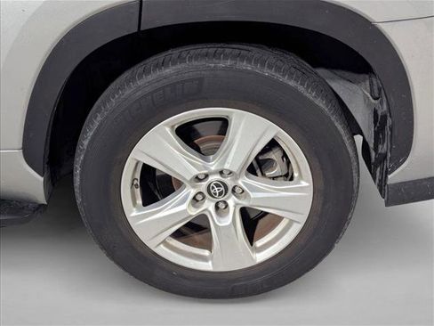 Used 2023 Toyota Highlander LE FWD image 6
