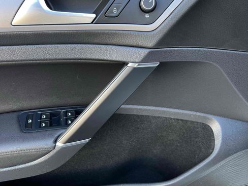 Used 2015 Volkswagen e-Golf SEL Premium image 74