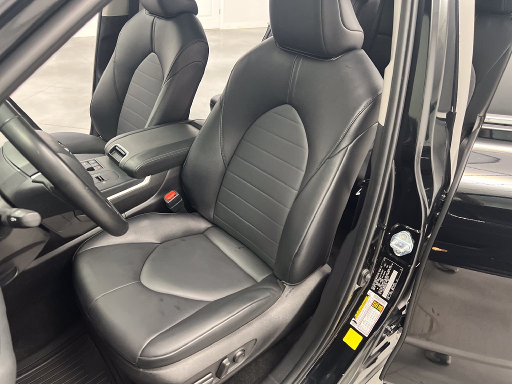Used 2025 Toyota Highlander XLE FWD image 11