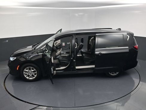 Used 2024 Chrysler Pacifica Touring-L FWD image 26
