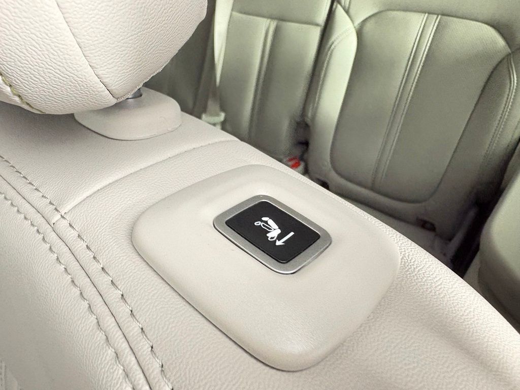 Used 2023 Jeep Wagoneer 4WD w/ Premium Group I image 14