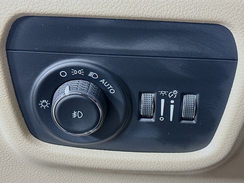 Used 2023 Jeep Grand Cherokee Limited AWD/4WD image 17