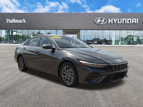 Used 2024 Hyundai Elantra SEL FWD image 1