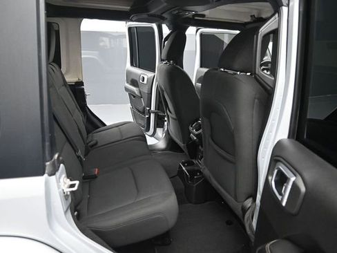 Used 2022 Jeep Wrangler Unlimited Sahara AWD/4WD image 30