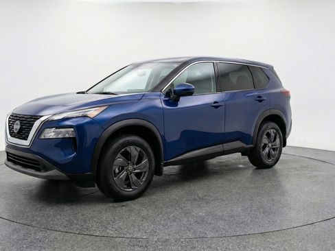 Used 2025 Nissan Rogue SV image 3