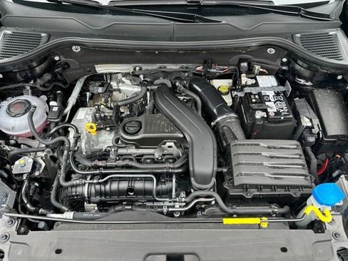 Used 2025 Volkswagen Taos SE image 12