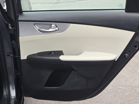 Used 2023 Kia Forte LXS image 9