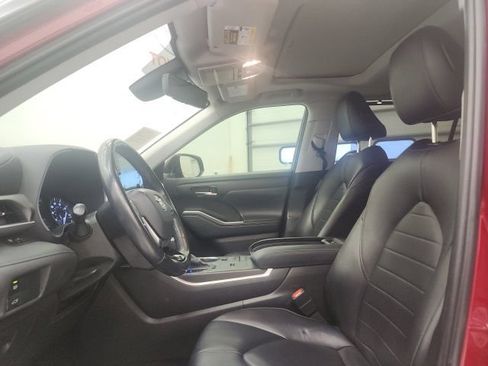 Used 2021 Toyota Highlander XLE FWD image 15