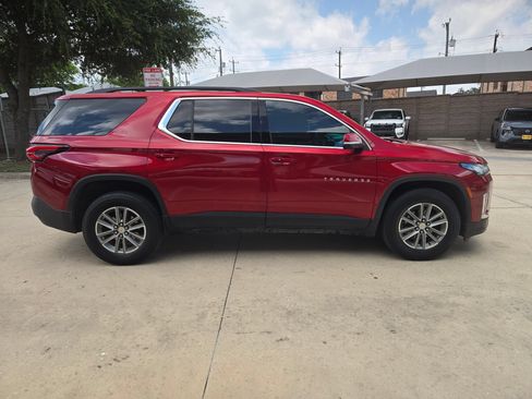 Used 2023 Chevrolet Traverse LT w/ Rear Camera Mirror Package FWD image 2