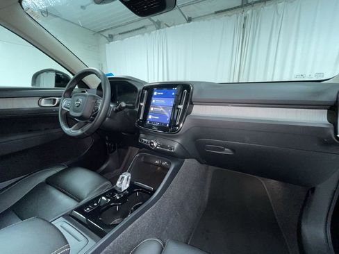 Used 2025 Volvo XC40 B5 Plus image 7