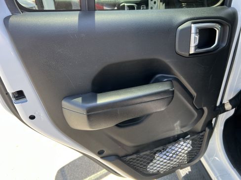 Used 2018 Jeep Wrangler Unlimited Sport S AWD/4WD image 15