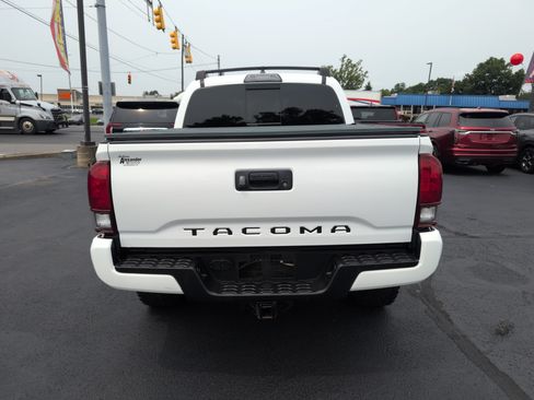 Used 2018 Toyota Tacoma TRD Sport AWD/4WD image 4