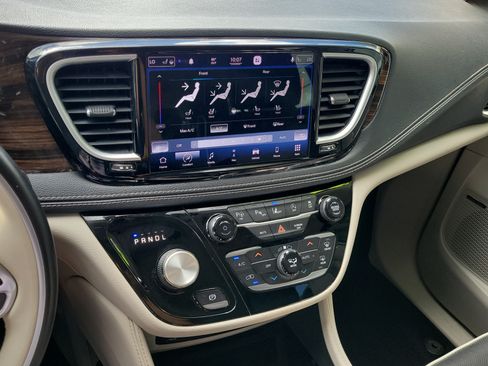 Used 2021 Chrysler Pacifica Limited w/ Uconnect Theater Family Group AWD/4WD image 25