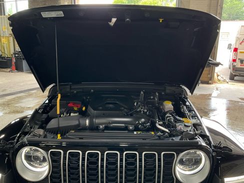 Used 2025 Jeep Wrangler Unlimited Sahara w/ Safety Group AWD/4WD image 30