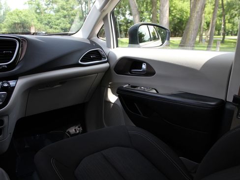Used 2023 Chrysler Voyager LX FWD image 12