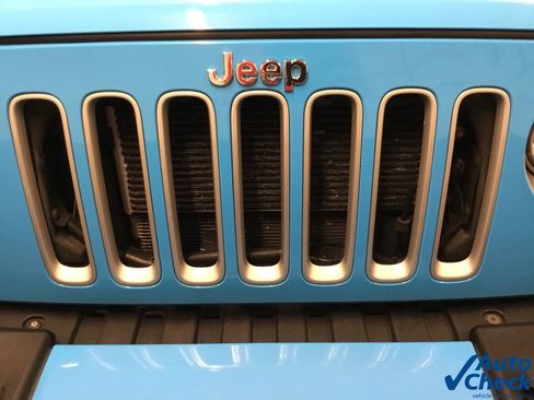 Used 2018 Jeep Wrangler Unlimited Sahara w/ Dual Top Group AWD/4WD image 23