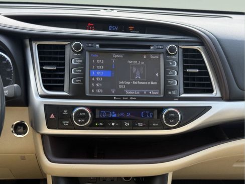 Used 2019 Toyota Highlander XLE AWD/4WD image 17