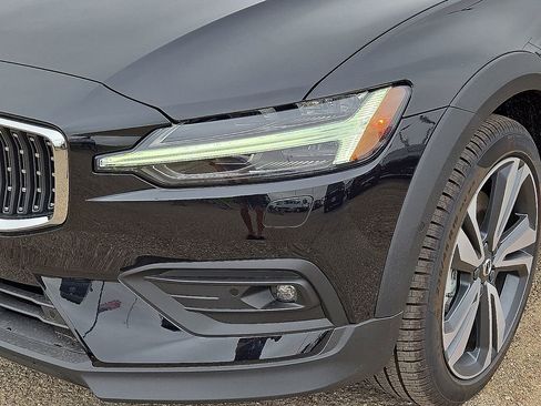 New 2026 Volvo V60 B5 Cross Country Plus w/ Protection Package Premier image 9