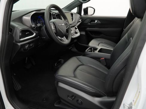 Certified 2025 Chrysler Pacifica Select AWD/4WD image 18