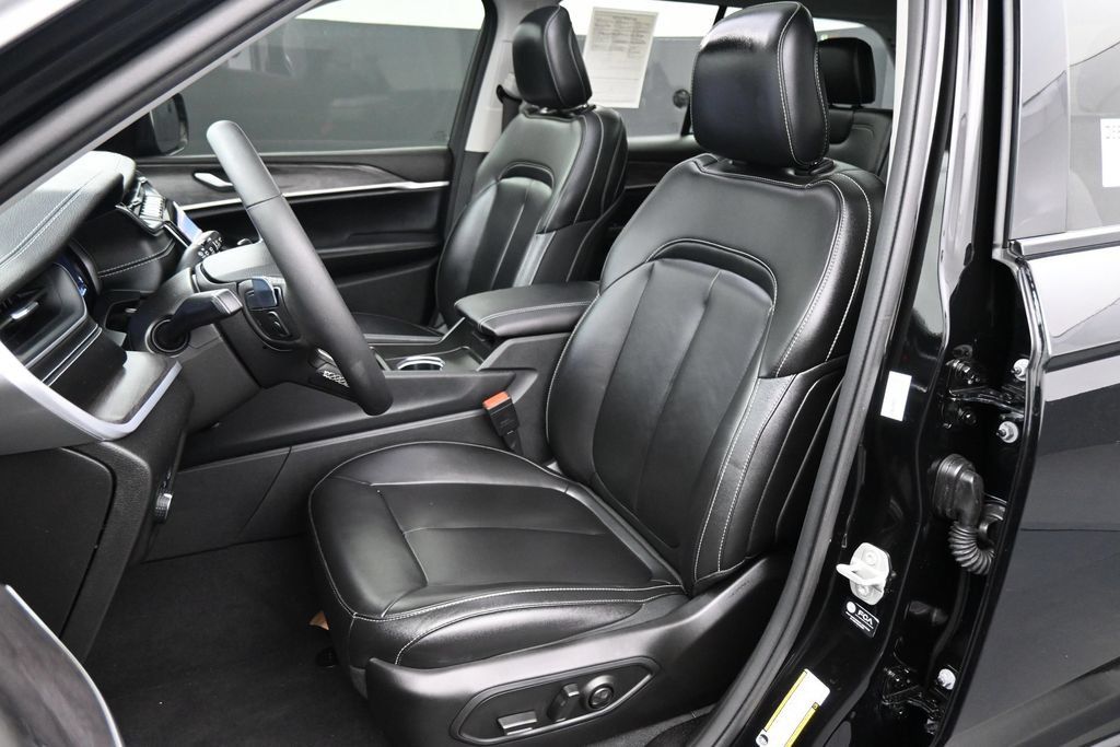 Used 2023 Jeep Grand Cherokee Limited w/ Black Appearance Package RWD image 21